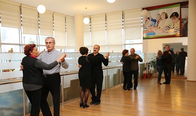 Karşıyaka Belediyesi'nden ücretsiz salon dansları kursu