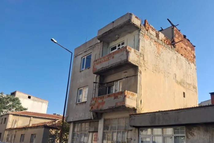 Keşan’da Tamamlanmayan İnşaat Mahalle Sakinlerini Endişelendiriyor