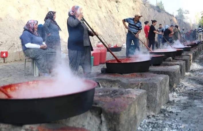 Melikgazi'de Salça Kaynatma Günleri Başlıyor